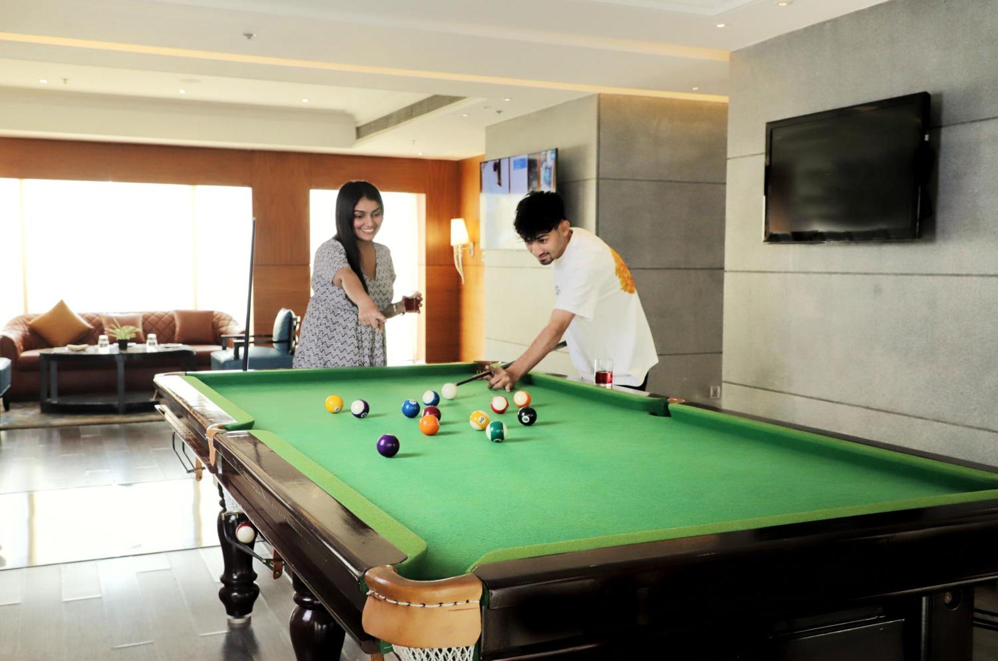 Hotel Hyatt Ahmadabad Zewnętrze zdjęcie A pool table