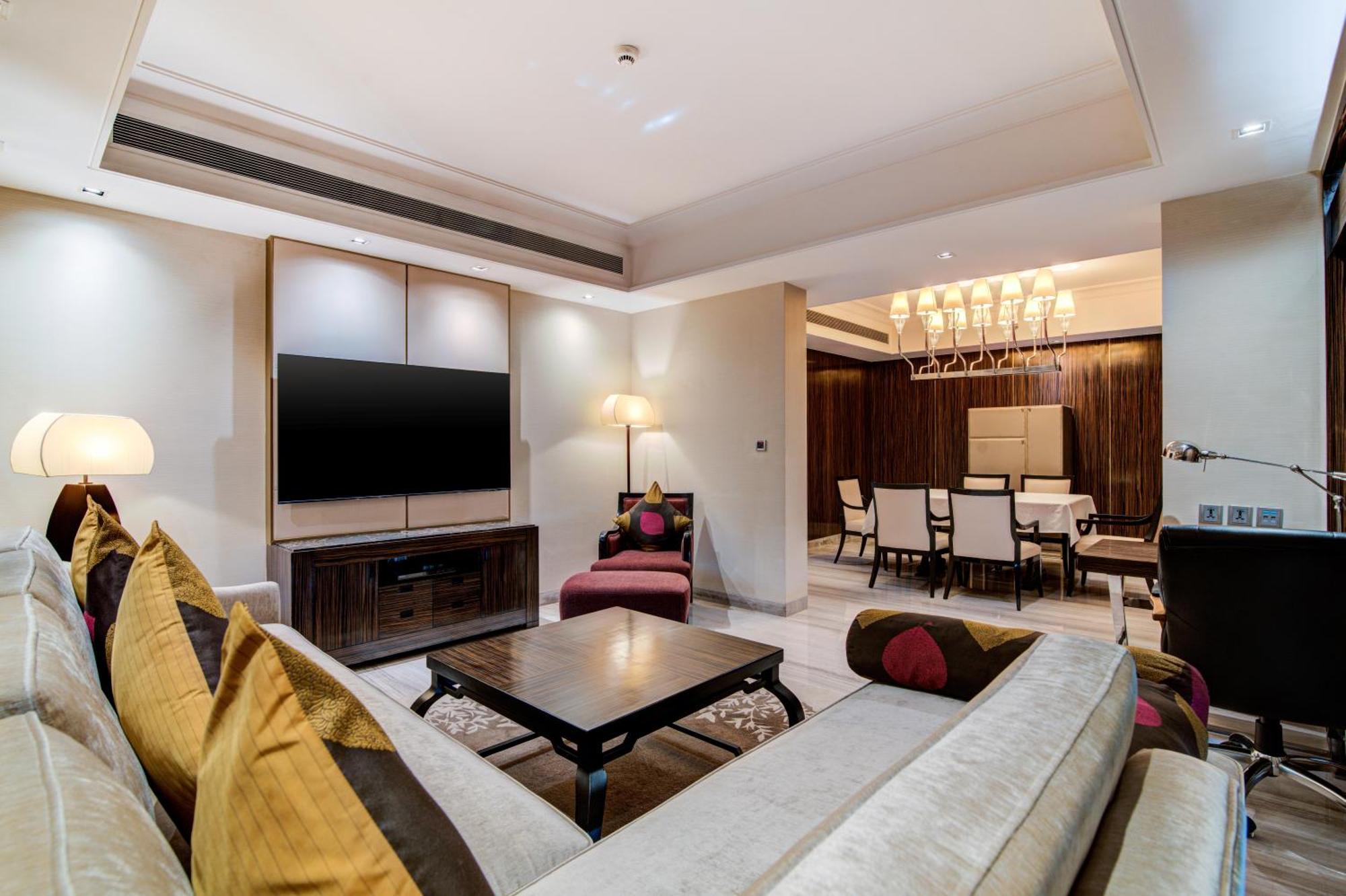 Hotel Hyatt Ahmadabad Zewnętrze zdjęcie A living room in a suite at the Taj Mahal Palace, Mumbai