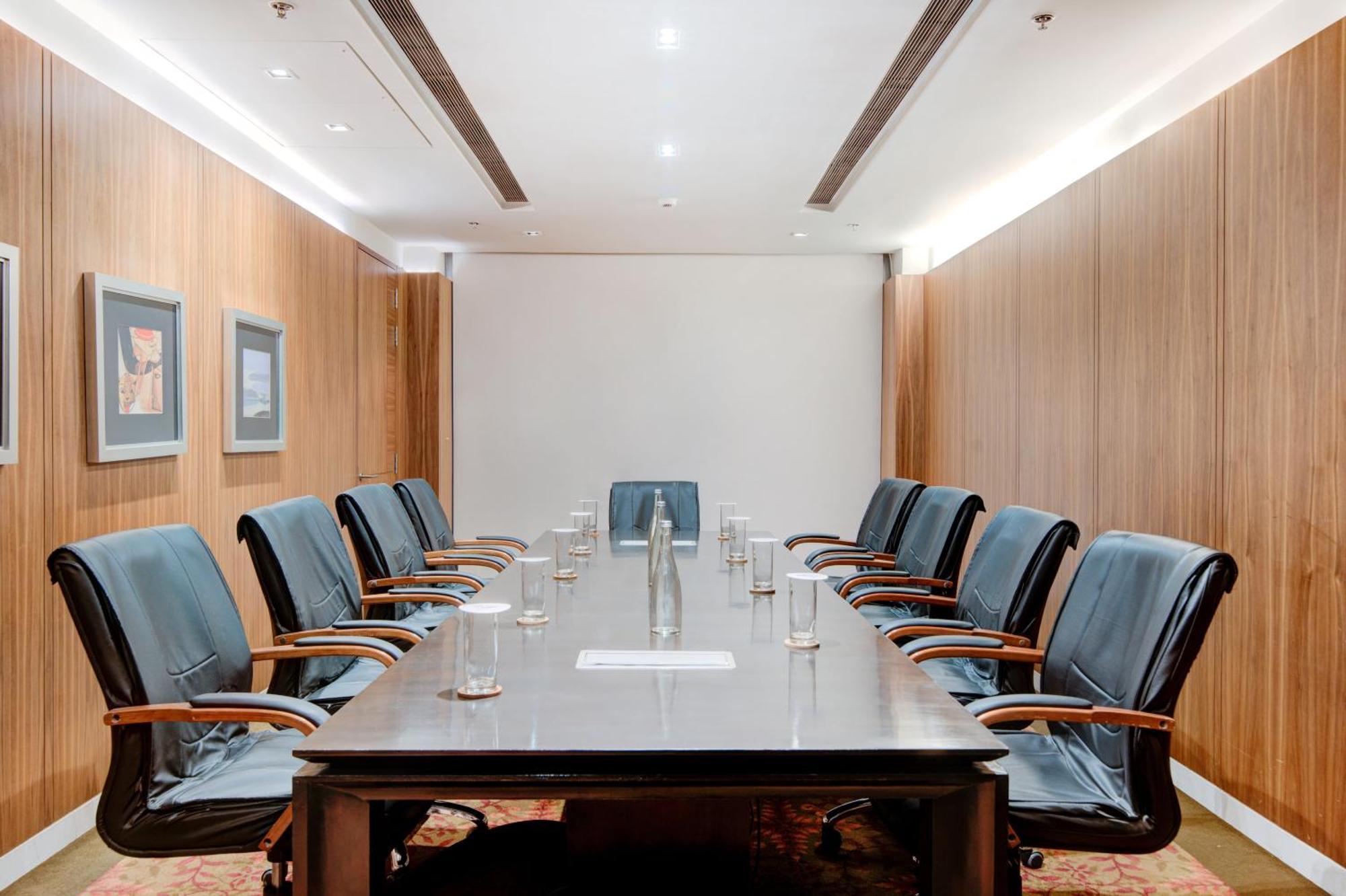 Hotel Hyatt Ahmadabad Zewnętrze zdjęcie A meeting room at the headquarters of the International Centre for Alternative Dispute Resolution and Arbitration