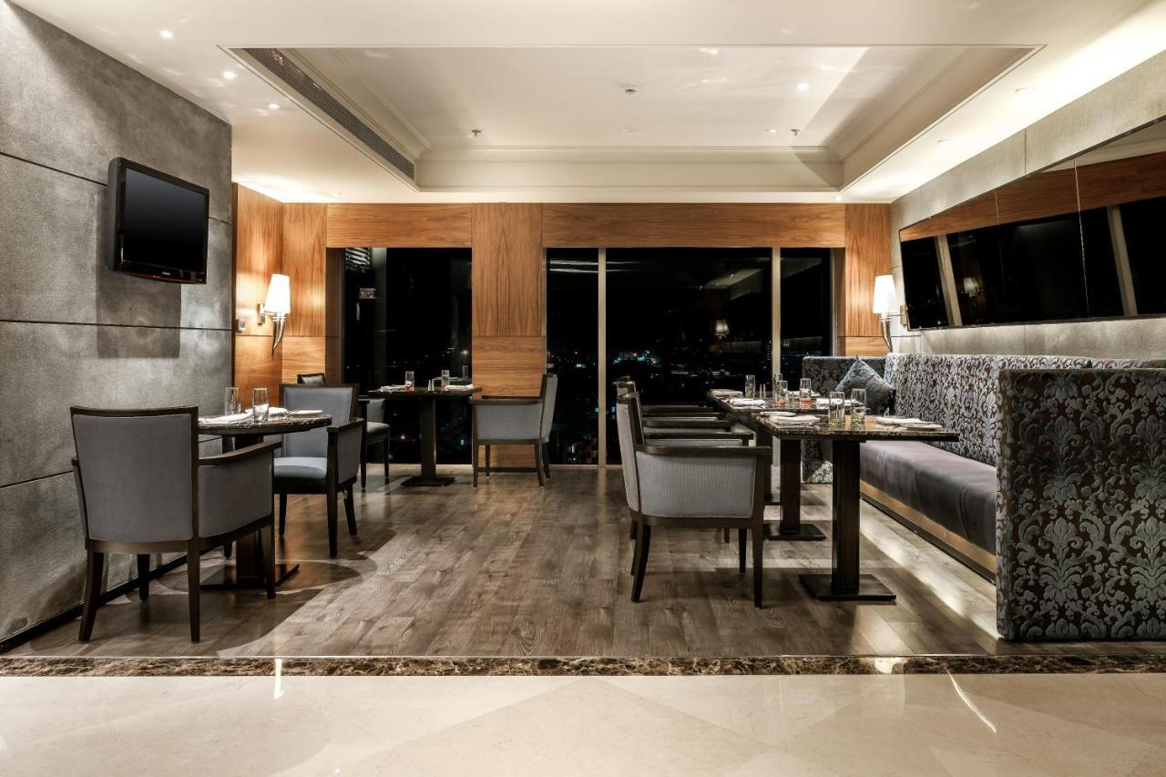 Hotel Hyatt Ahmadabad Zewnętrze zdjęcie The interior of the lounge
